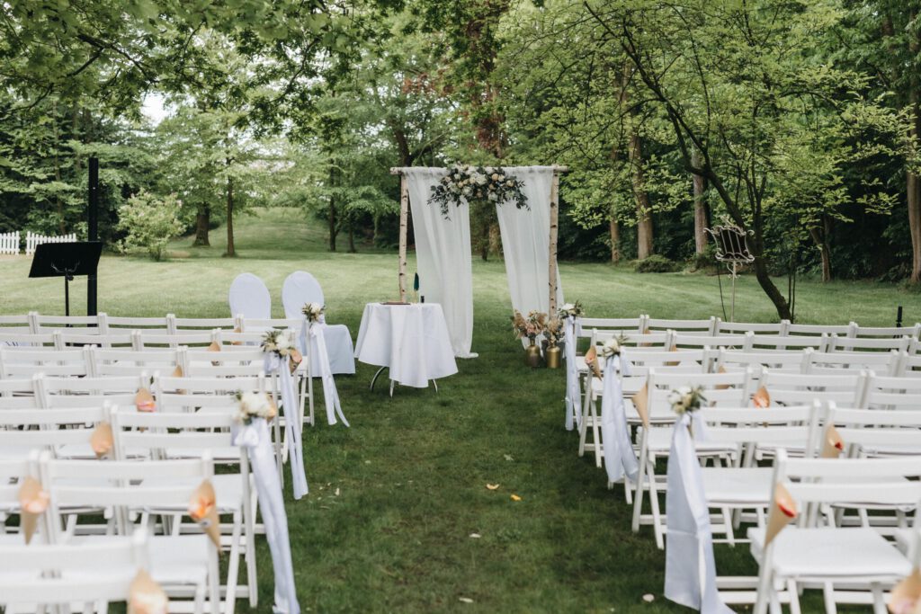 freie Trauung auf Bombecks Hof im Garten mit Traubogen in Rheda-Wiedenbrück