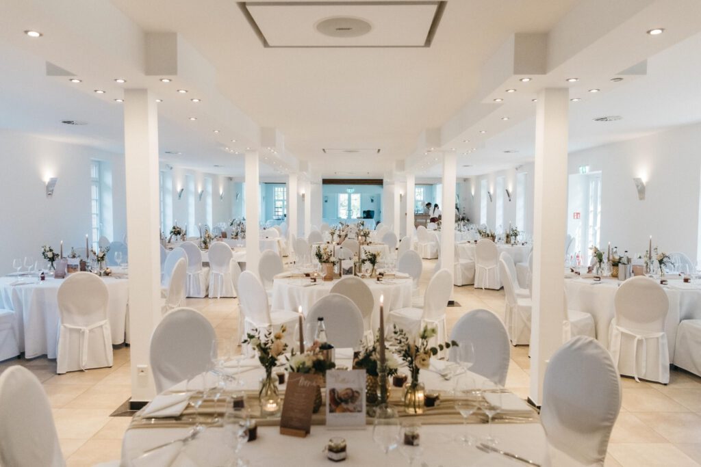 Hochzeit auf Bombecks Hof Saal Tischdekoration