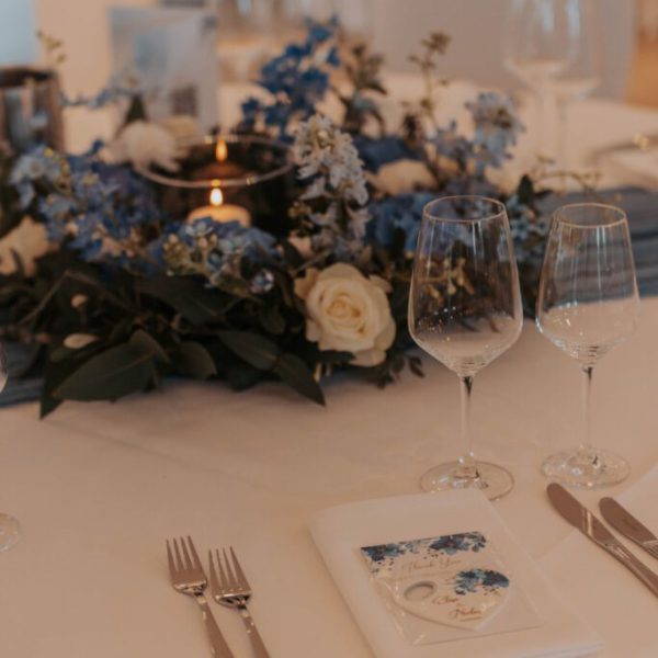 Hochzeitsdekoration gedeckter Tisch auf Bombecks Hof