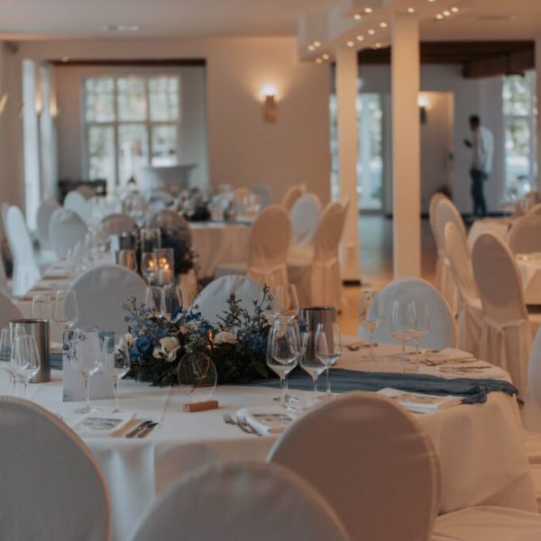 runde Tische mit Hochzeitsdekoration in Bombecks Hof