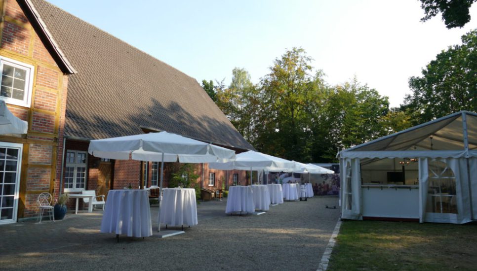 Zelte und Stehtische im Garten bei Bombecks Hof für eine Firmenfeier