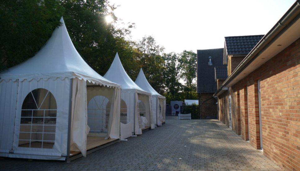 Pagoden auf der Hofeinfahrt bei Bombecks Hof in Rheda-Wiedenbrück