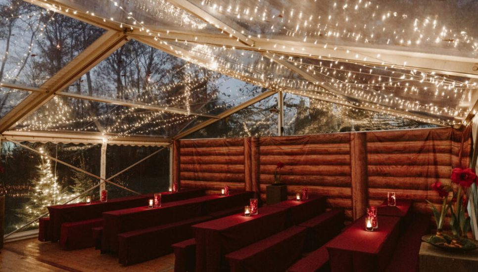 Weihnachtsmarkt auf Bombecks Hof im beleuchteten Zelt